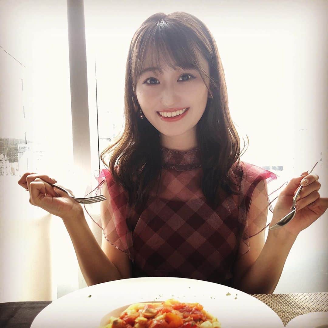 のインスタグラム：「. 今日はお世話になっている大学の友人たちと一緒にご飯に行き、久しぶりに息抜きが出来ました🍽💓  田舎から上京し、友達ゼロから始まった大学生活ですが、今では素敵な友人たちに恵まれて幸せです🍀  会えていない大学の子や地元の子からのたわいも無い連絡や反応が凄く嬉しくて、会いたい人がたくさんいます！  そして皆様からの投票報告も凄く嬉しいです😭🌸Twitterでもたくさんのコメント本当にありがとうございます✨全部に目を通してお返事してます！よかったらTwitterも一緒に盛り上げてくださると嬉しいです🕊 今週も後半戦、乗り切っていきましょう！  ※画像は友人の許可を得て載せています🌷」