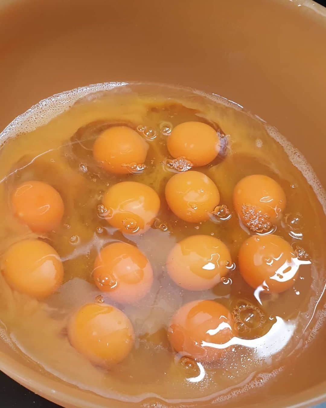 ムン・ジョンヒさんのインスタグラム写真 - (ムン・ジョンヒInstagram)「#계란  #계란말이 #두툼하게 #달걀 #40개 #이웃과함께 #비올때 #계란전 #태풍이오고있다 #태풍 #마이삭 #피해없으시길 #집콕 #집밥   부드러운 계란 말이를 먹어 보겠다고 달걀40개를... 좀 많이 했지?ㅋㅋ 이웃들과 나눠 먹었떠요♡」9月2日 20時33分 - jeonghee_moon