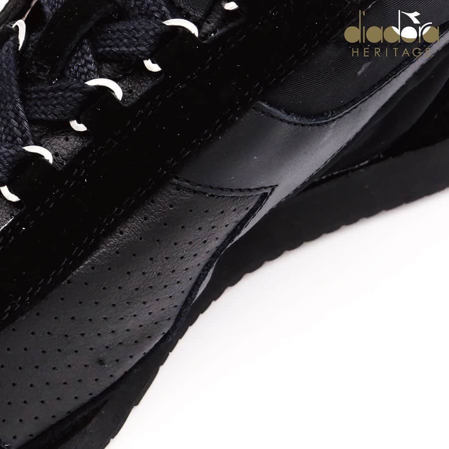 ディアドラのインスタグラム：「. 【diadora NEW PRODUCT INFORMATION】 . "equipe mii JPN SMU color” 9月4日発売開始 . diadora heritageの象徴"equipe"シリーズより待望のオールブラックが登場。 Made in Italyの日本国内限定流通商品です。 equipeシリーズは70年代当時のシューズデザインを再現させ製造工程に必要な木型(ラスト)とソール用の金型も70年代当時と同じものを採用。 ハイクオリティなマテリアルのみに拘ったイタリアンクラフトマンシップを感じられる名作。 イタリアの洒落者から始まり、国内外問わず圧倒的な評価を得る『大人に向けた』極上の逸足。 . #diadora #diadoraheritage #equipe #makeitbright #sneakers #ディアドラ #ディアドラヘリテージ #スニーカー」