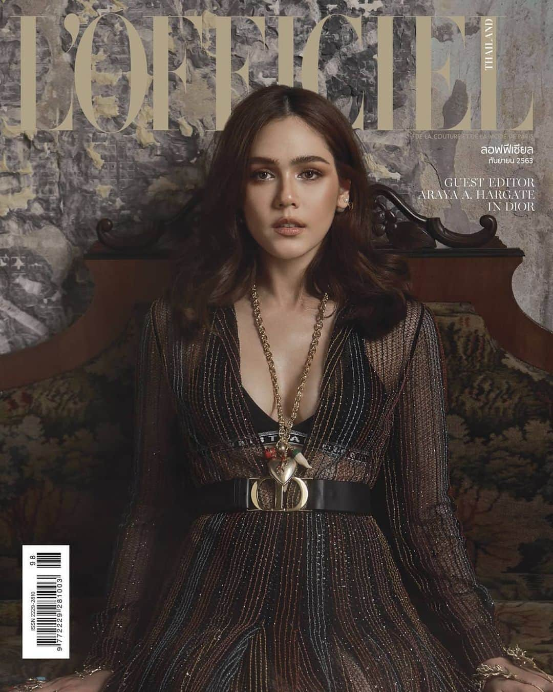 Araya Alberta Hargateさんのインスタグラム写真 - (Araya Alberta HargateInstagram)「L'OFFICIEL THAILAND SEPTEMBER 2020   ลอฟฟีเซียล ไทยแลนด์ ต้อนรับเดือนแห่งแฟชั่นฤดูกาลใหม่ด้วยการกลับมาขึ้นปกของ 'ชมพู่ อารยา' ตัวแทนผู้หญิงลอฟฟีเซียลในฐานะบรรณาธิการรับเชิญคนพิเศษ ที่จะพาแฟนๆดื่มด่ำไปกับหลากแง่มุมในแวดวงแฟชั่น และ โลกลักชัวรี ถึงทิศทางใหม่ในการปรับตัวสู่ยุค นิว นอร์มอล ตามแบบฉบับของเธอโดยไม่ต้องอิงกับทฤษฎีใดๆ พร้อมด้วยเนื้อหาสาระสร้างแรงบันดาลใจที่ยังคงอัดแน่นเต็ม September Issue ให้แฟนๆผู้อ่านได้ติดตาม   #LOfficielThailand #LOfficielMode  #LOfficielThailandSeptember2020  #ChomisMaterialGirl #Dior #DiorFall20」9月2日 20時40分 - chomismaterialgirl