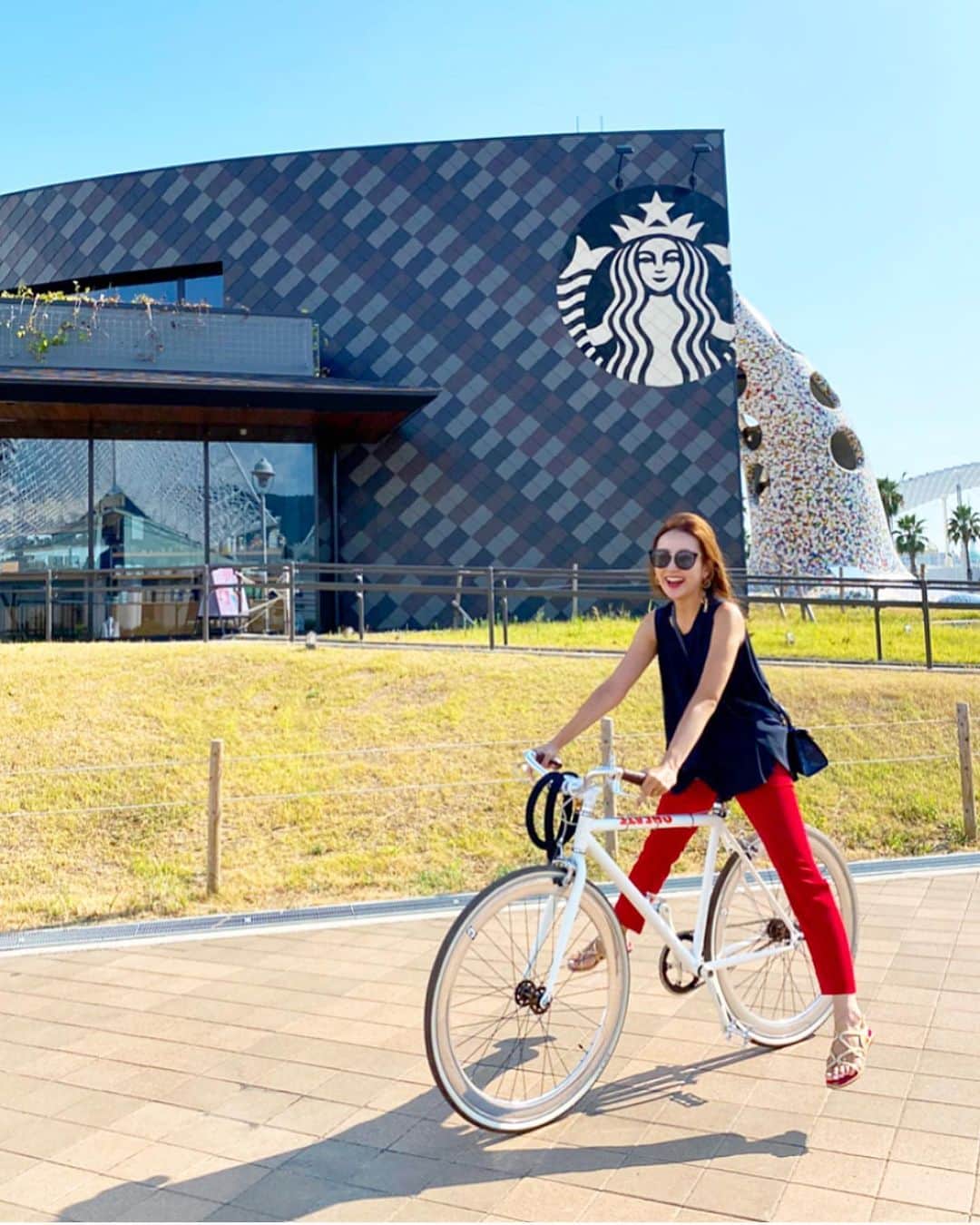のインスタグラム：「. . 32歳。自転車練習中🚴‍♀️🌈❤️ . . #サイクリング #神戸ハーバーランド」