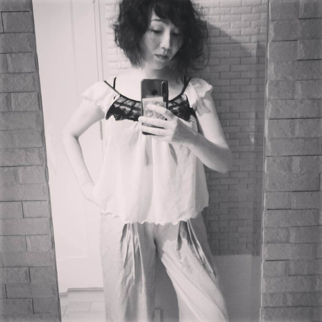 のインスタグラム：「今日はリモート収録でした。4日金曜20時〜21時O.A #blockfm #shibuyaOIRAN warm up radioの選曲テーマは…夏の別れ。是非きいて和んでくださいね。  そして、毎週日曜26時台のレギュラーセレクターを担当中 #bayfm ザ・セレクトーン、次回6日O.A回の選曲テーマは「非現実的な夏」🎐🍉 ドゥグドゥクと聴き浸って頂けたら…(´﹃｀  #チルアウト #バレアリック」