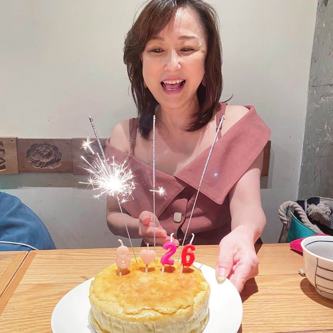 布川桃花さんのインスタグラム写真 - (布川桃花Instagram)「8月は家族の誕生日ラッシュ🎂﻿ ﻿ 母と兄とはご飯を食べに行ってお祝いして﻿ 父にはお家でクリームシチューを作りました🙂﻿ ﻿ 1枚目のケーキは豆乳ヨーグルトと米粉、﻿ クリームチーズでチーズケーキ作ってみたよ❤︎﻿ ﻿ あっという間に9月だ〜🌾」9月2日 20時52分 - momoka_fukawa