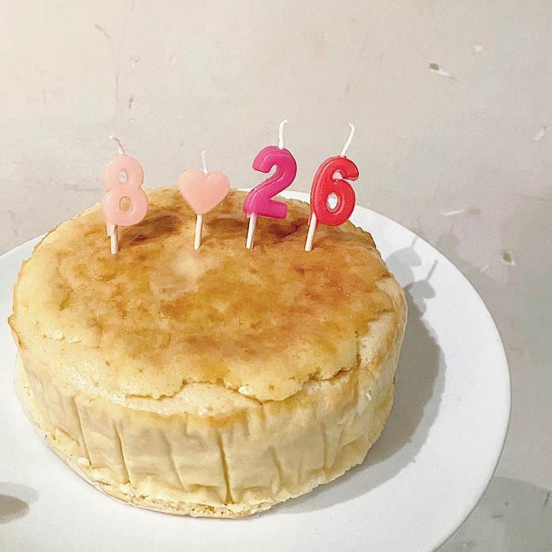 のインスタグラム：「8月は家族の誕生日ラッシュ🎂﻿ ﻿ 母と兄とはご飯を食べに行ってお祝いして﻿ 父にはお家でクリームシチューを作りました🙂﻿ ﻿ 1枚目のケーキは豆乳ヨーグルトと米粉、﻿ クリームチーズでチーズケーキ作ってみたよ❤︎﻿ ﻿ あっという間に9月だ〜🌾」