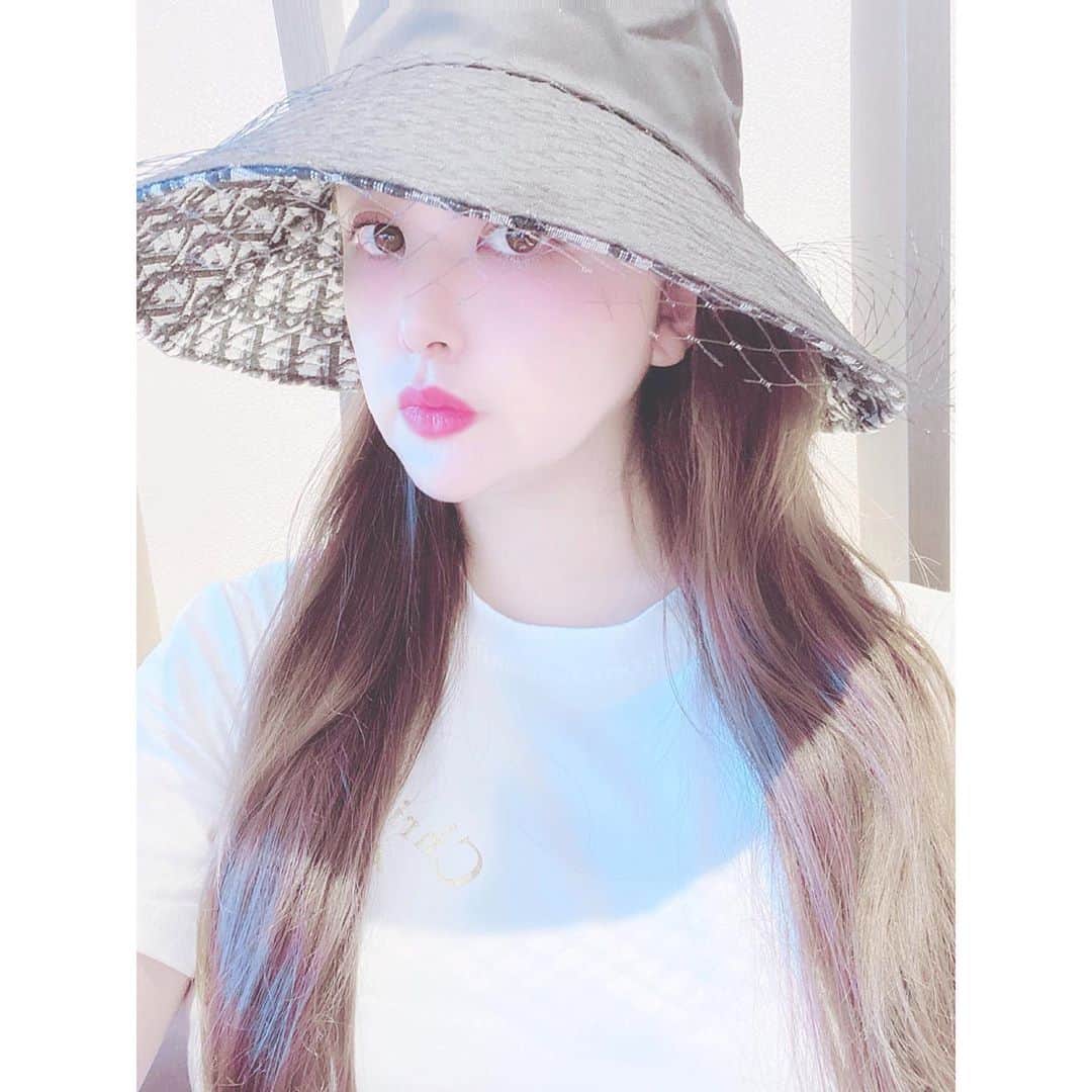 津久江麻由のインスタグラム：「. . マスクで肌が荒れてたのと 太もものセルライトつぶしたくて #エスビューティークリニック　に行ってきました🤛🏻🤍 . セルライトを潰すセルトーンが めっちゃ痛かった😣 痩せるためには努力していかないと🤛🏻🤛🏻 . 肌もマスクで小さなつぶつぶができてたから レブライトしました👌💞 ニキビに良いって言われたの します！って即答😫✌🏻💞 つぶつぶがなくなって、ちゅるちゅるなった☺️🤛🏻 化粧ノリ最高💘💘💘💘 良かった😫💞 . 渋谷にあるから通いやすい🤘🖤 来週も行こう💞✌🏻 . . #医療痩身 #アンチエイジング  #レーザートーニング #医療美容 #エステ #お気に入りコスメ #コスメ大好き #メイク好き #デパコス #コスメ紹介 #今日のメイク  #今日のコスメ #プチプラコスメ #メイク好きさんと繋がりたい #コスメ好きさんと繋がりたい #いいね返しは絶対 #おすすめコスメ #コスメ購入品 #コスメ好き #メイク好き #スキンケア #美白 #ボディソープ #ボディクリーム #ボディケア #美白ケア #美白美容液 #美白効果」