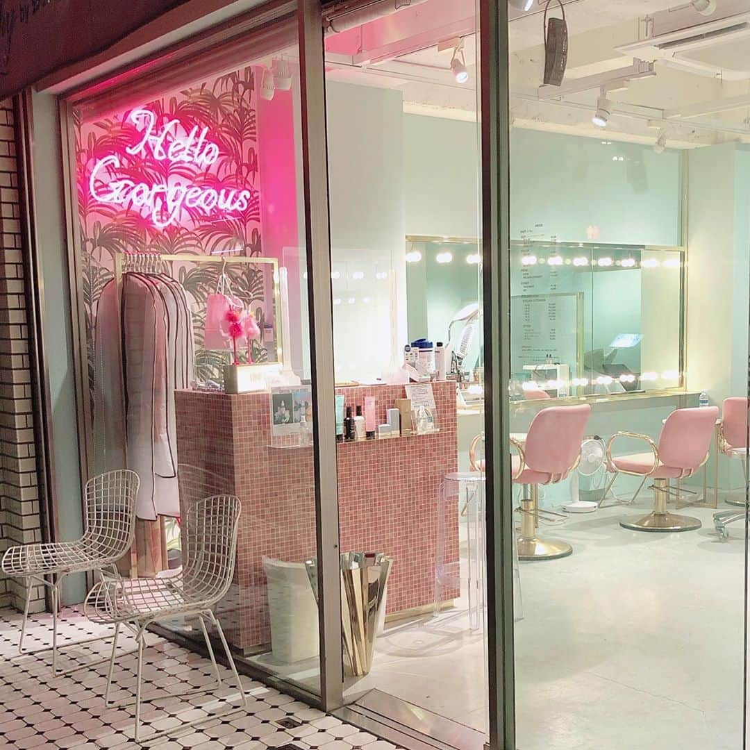 長江愛美さんのインスタグラム写真 - (長江愛美Instagram)「タイプすぎる美容室💓  #pink #hairsalon  #cute #住みたい #住みます芸人」9月2日 20時54分 - manamin.512