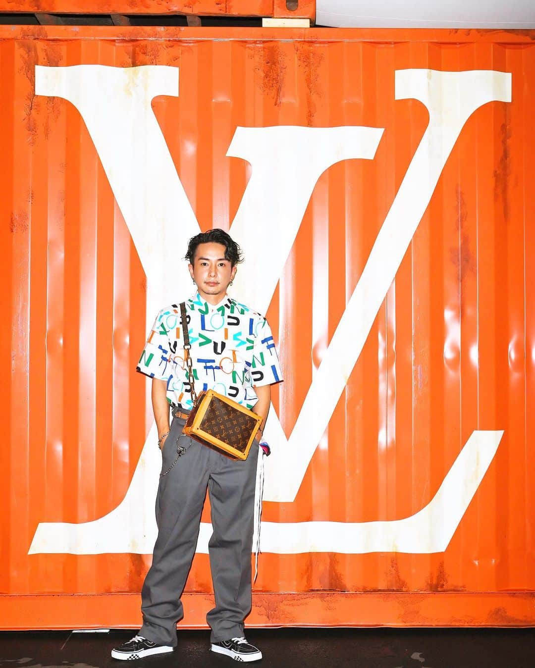 奈良裕也さんのインスタグラム写真 - (奈良裕也Instagram)「🧡Louis Vuitton Spring-Summer 2021 Men’s collection  久々のイベントは 少人数制でソーシャルディスタンスもしっかりなshow  流石の @louisvuitton 💯 凄く素敵で改めてファッションが好きだなと再確認した夜でした✨ パワーをくれてありがとう 一日も早く元の世界にもどりますように #louisvuitton #VirgilAbloh #LVmenSS21」9月2日 20時54分 - yuyanara