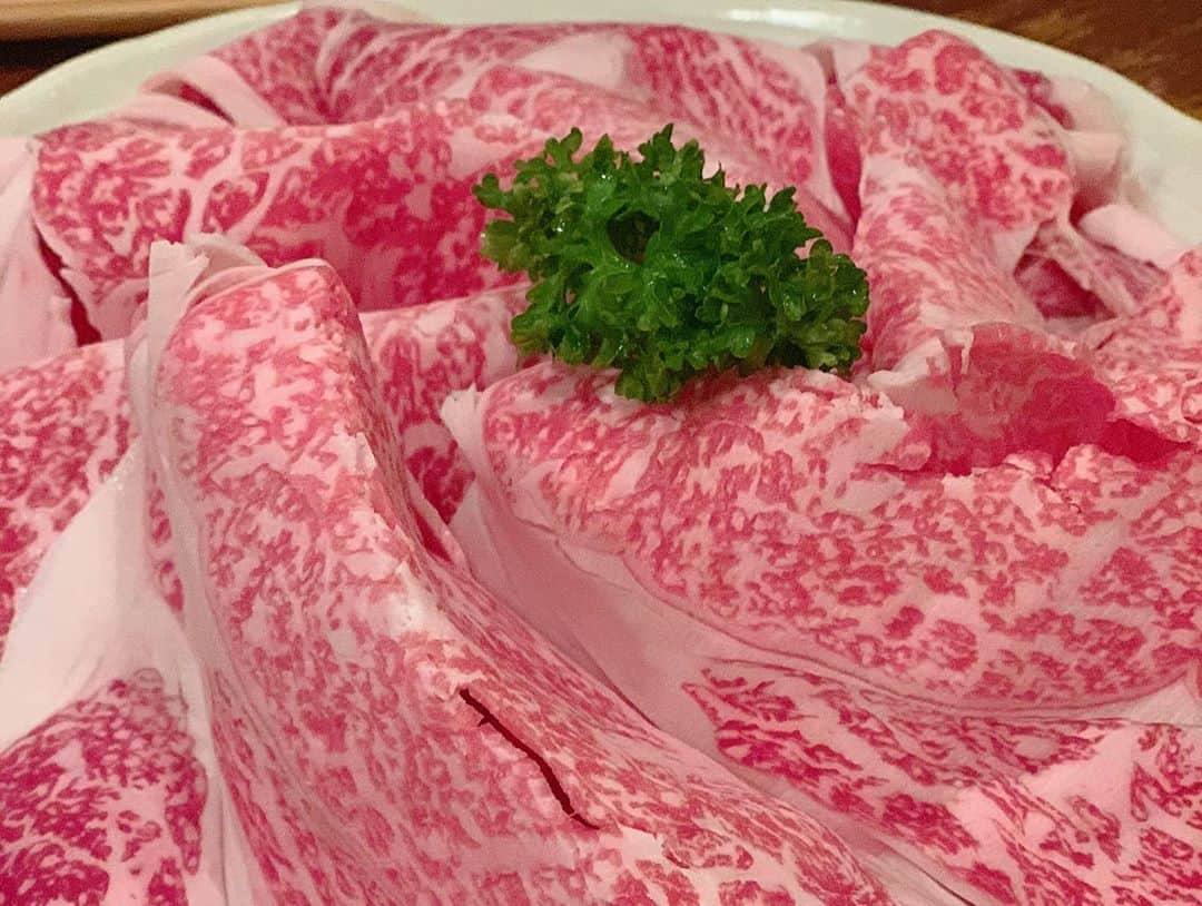 中村愛さんのインスタグラム写真 - (中村愛Instagram)「🥩♡ ・ ・ ・ 昨日だったかな⁉️ 久しぶりの #すき焼き 食べた‼️ 焼肉・しゃぶしゃぶ・すき焼きなら、やっぱりすき焼き派かも⭐️ だって… #無類の生卵好き  見てるだけでまた食べたくなりますなぁ☺️😅🧐 #肉食女子 #肉スタグラム  でも、最近食べ過ぎて太ったのでまたダイエットしなきゃ…」9月2日 20時54分 - nakamuramura_ai