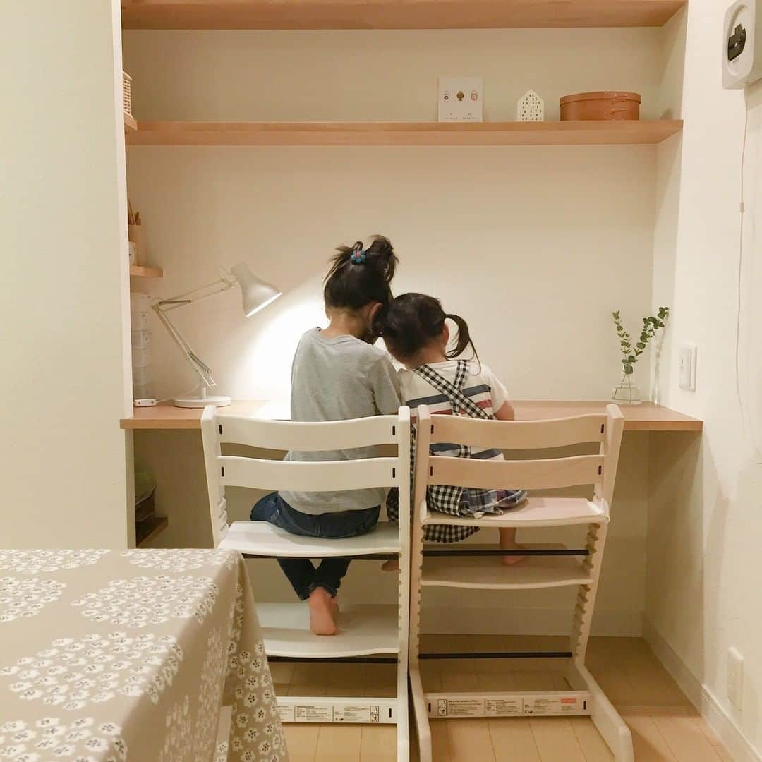 ムクリ［mukuri］さんのインスタグラム写真 - (ムクリ［mukuri］Instagram)「フルタイムでも大切にしたい家族と自分のじかん〜働きながら暮らすこと〜  二人の育児をしながらフルタイムで仕事をこなす。 仕事に家事に育児と、一日が24時間では足りないほどめまぐるしい毎日の中で、 @yukanoouchi さんが大切にしていること。  まずは家事の効率化。 洗濯機を回してから干して、取り込む、プロセスの多い洗濯は動線、収納を見直し最小限のアクションへ。  続いて食事は常備菜や副菜を多めにつくったり、 それをお弁当につかったりと、 平日は主菜のみに労力をかけられるように。  また乾燥機やお掃除ロボットなど、 頼れるもには無理せず頼る。  心に余裕がないと笑顔が減り、 結局家族、仕事へも影響がでるもの。 頑張りすぎない、大切なテーマですね。  家を整えることも家事の効率化も、 すべては家族と自分の時間を大切にしたいから。  とても共感できる内容です。 ぜひご覧ください。  ▶︎ご紹介した記事 https://mukuri.themedia.jp/posts/7215766 「あの人の暮らしが素敵な理由」のコーナーよりご覧いただけます。  #おうち時間 #ワーママ #こどものいる暮らし #無印良品 #kitchen #台所 #新築 #新築一戸建て #マイホーム #マイホーム計画 #マイホーム記録 #家 #おうち #家づくり#注文住宅 #マンションインテリア #賃貸インテリア #北欧インテリア #シンプルインテリア #シンプルライフ #収納 #こども #こどもと暮らす #持たない暮らし #暮らしを楽しむ #すっきり暮らす #丁寧な暮らし #くらしの編集 #ムクリ」9月2日 21時05分 - mukuri_official