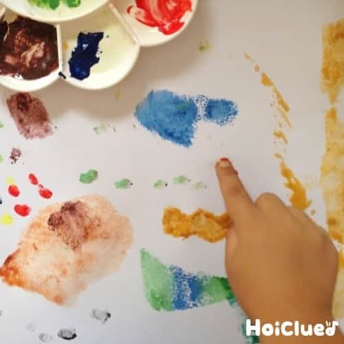 HoiClue♪ [ほいくる]のインスタグラム：「＼スポンジおえかき／  乳児さんから幼児さんまで幅広く楽しめるお絵かき♪🎨  アレンジいろいろ！環境に合わせて、無理なくできる形で楽しんでみよう💡  遊びながらいろんな発見や展開が生まれるかも？😊  . . . . . . . . . . . . . . . . . .  ■ ポイント！ ・スポンジを予めにぎりやすい大きさに切っておくことで、乳児さんも楽しめる！ 押すだけでなく、ゴシゴシこすったりしても味のある絵になるかも？   ・考えずに作ることであとからの想像が楽しくなるかも？  ・筆やスポンジ、指や割り箸、いろんな素材を使って描いてみるとおもしろい！  ・色を混ぜてしまう年齢の子もいるのでパレットは別々に使うと良い。反対に、いろんな色の混ざり具合を楽しみながら描いても楽しい♪  　  ■ 材料 ・画用紙  ■ 使うもの ・スポンジ材 ・はさみ ・絵の具 ・筆 ・パレット ・タオル ・空き瓶  ■ 作り方（遊び方）  1、クッション剤を好きな形に切る。  2、いろいろな形をたくさん作ったら、片面にしっかりと絵の具をつける。  3、絵の具のついた面を画用紙に押す。 指などで描いてもOK！ 出来上がった物を見てみよう！ 決まりなく切ったスポンジが動物に見えたり、車に見えたり！ ペンなどで描き足したりしてもおもしろい♪  . . . . . . . . . . . . . . . . . .  ほいくるの投稿を見て遊んだ後は、ぜひ #ほいくる または #hoiclue のタグをつけえ教えてください♬ほいくる公式サイトの記事内で、ご紹介させていただくかも…？ ※その際はInstagramのメッセージにて事前にご連絡させていただきます。  そのほか「あそび」や「こども」にまつわる色々な情報やアイディアを楽しみたい方は、 @hoiclue のプロフィールのURLへ 👉︎︎︎︎️️️️️️  #保育 #保育士 #保育園 #幼稚園 #幼稚園教諭 #こども園 #保育士の卵 #保育学生 #遊び #あそび #子ども #こども #children #kids #製作 #制作 #工作 #キッズアート #おうち遊び #室内遊び #こどもとあそぶ」