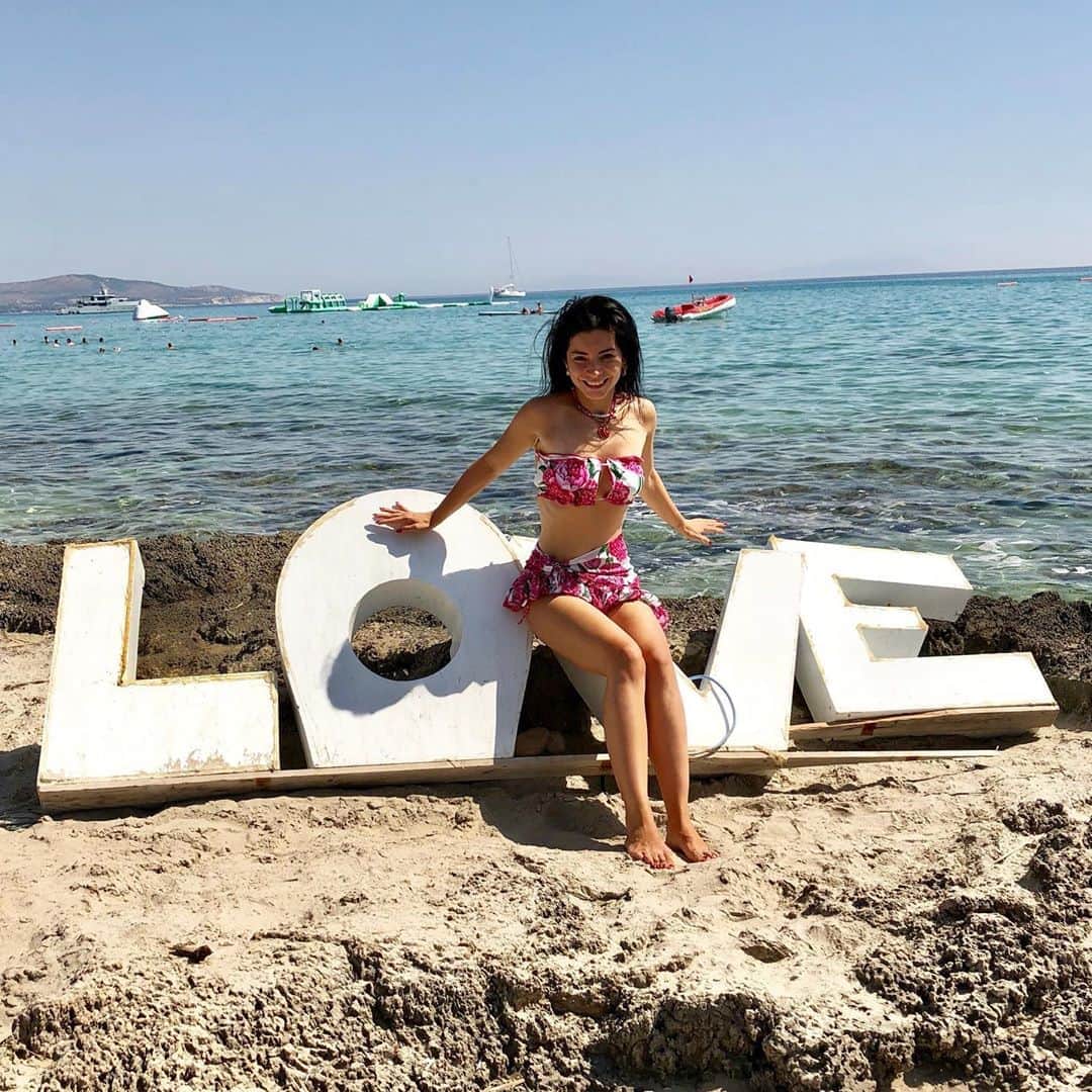 Merve Boluğurのインスタグラム：「Ne geçmiş ne gelecek anı gözlemle💕💕sevgiyle🍓」