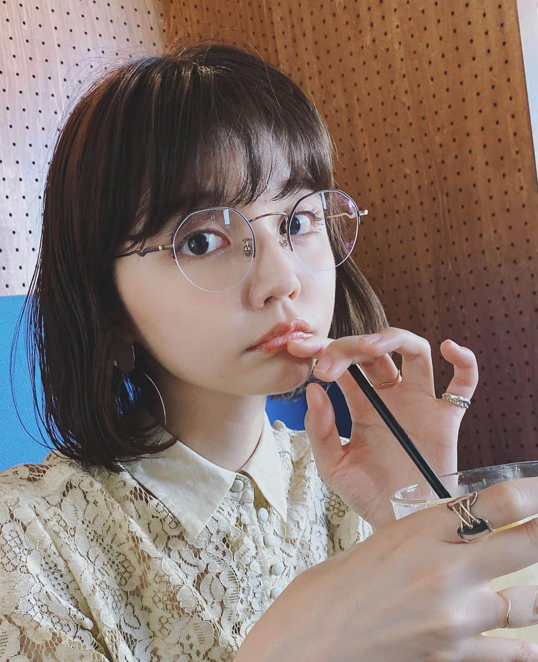 村田倫子さんのインスタグラム写真 - (村田倫子Instagram)「Zoffさんとのコラボ眼鏡、二つ目。  なみなみとしたウェーブのフレームがサイドに光る遊び心あるデザイン。 まるでアイラインのように、優しくあなたを縁取ります。  きらりと輝くシャイニーメタル、シックに縁取るネイビー、クラシカルでマットなブラウン。それぞれ個性が違う色味も楽しんでもらえるとうれしいです。  下半分がクリアになってる分、肌に柔らかく溶け込む。どんな雰囲気にも不思議と馴染むので、おすすめです。  アクセサリー感覚で挑戦してみてほしいなみなみメタルデザイン。   ☞9/18 11時〜Zoffオンラインストアにて先行予約販売開始 ☞21時〜ライブ配信を実施(配信限定ノベルティあり)視聴方法やノベルティ内容など詳細は後日お知らせします。 ☞10/2 店頭発売🤓  @zoff_eyewear #zoff #ゾフロマンティックレディ」9月2日 21時00分 - rinco1023