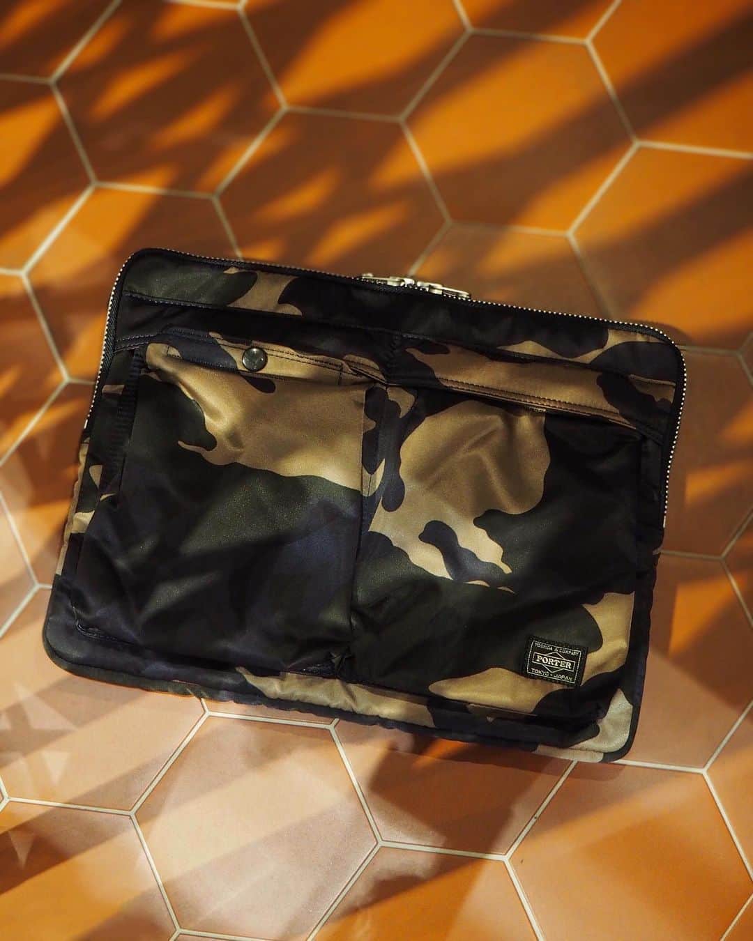 のインスタグラム：「“COUNTER SHADE”  本日はPORTER OMOTESANDO・MARUNOUCHI・OSAKAとオフィシャルオンラインストア限定シリーズ「カウンターシェイド」のドキュメントケースをご紹介いたします。 ﻿ 高密度に織り上げたナイロンツイル生地にウッドランドパターンをベースにしたオリジナルのカモフラージュ柄をプリントしたシリーズです。 カモフラージュ柄の配色に、ベージュやネイビーを取り入れることで落ち着きのあるカラーリングに仕上げました。﻿ ﻿ 本日ご紹介するドキュメントケースは、13inchノートPCやタブレット、A4の書類などが入るサイズです。フロントのポケットにはスマートフォンや充電器などを収納可能な機能的なアイテムです。 そのままクラッチバッグとしてはもちろん、他のカバンのインナーケースとしても、お使いいただくことができます。 是非、店頭でご覧ください。﻿ ﻿ カウンターシェイド ドキュメントケース ¥20,000（税別） size : W350/H265/D15mm ﻿ ※こちらの商品は、吉田カバン オフィシャルオンラインストアでもご購入いただくことが可能です。 https://www.yoshidakaban.com/sp/product/103855.html  #yoshidakaban #porter #luggagelabel #吉田カバン #ポーター #porteryoshida #porterflagshipstore #porterstand #px #porterexchange #kurachikabyporter #potr #madeinjapan #japan #instagood #instalike #instabag #omotesando #marunouchi #osaka #countershade #documentcase #clutchbag #camouflage #exclusive」