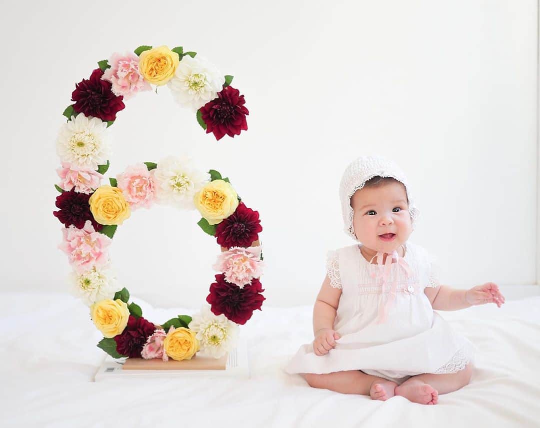 アン・カーティスのインスタグラム：「Happy 6th month to our little ErwAnneita ✨ Je t’aime ma petite fleur, Dahlia Amélie.  I feel like it was just yesterday that I gave birth and held this sweet little girl in my arms for the first time... and just like that, half a year has gone by. Mixed emotions of excitement to seeing her grow and experiencing all her milestones BUT also wanting to keep her as my little baby.   I guess, now I understand when mums and dads say “you’ll always be my little baby” - because that’s what she’ll always be to me.  My little Dahlia Amélie 🌸.  Ba Yan. 6th months pa Lang emotional na ako what more pag 1st birthday? 16th? 18th? 21st?! 😂」