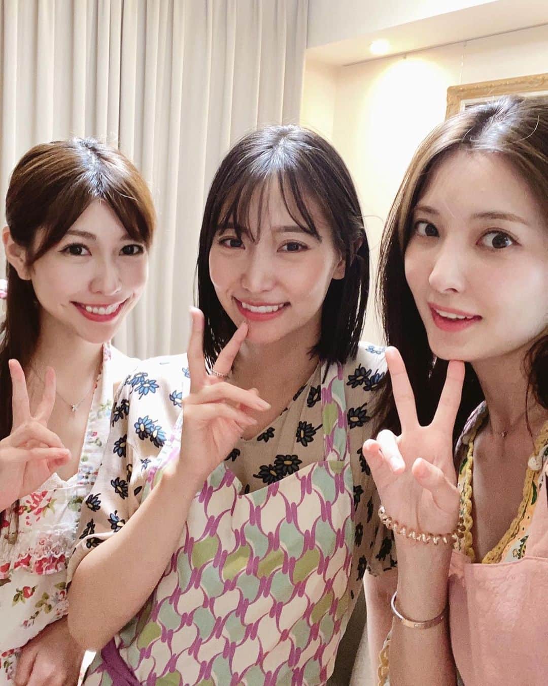 倉岡生夏のインスタグラム：「うふ💓 ・ ・ 先日のお料理教室の写真⭐️ お料理教室の時は動きやすくて可愛い系の服がエプロンともマッチするのでこの日も @emiriawiz_official のセットアップを着ました❣️ ・ ・ ハイウエストの少しワイドなパンツが履きやすいです〜！ この日は揚げ物をしたので薄着。 三枚目は、ディズニー行った時の私服バージョンです⭐️ ・ 絵里さん、まりやさんありがとうございました😊 ・ ・ ・  #料理好きな人と繋がりたい  #愛され料理 #料理教室 #大人可愛い #大人可愛いコーデ #エプロン  #クッキングラム  #クスパ  #cookingschoolpark  #japanesefood  #japanesegirl #emiriawiz」