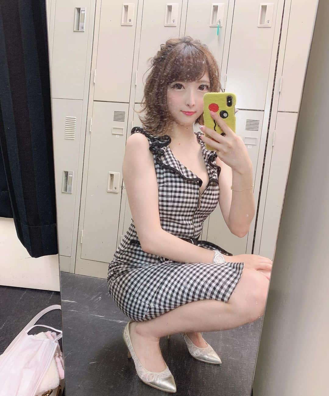 まりかさんのインスタグラム写真 - (まりかInstagram)「♡ 珍しくローブド以外の ドレス買ってみた👗♥️ . 一目惚れしたくらい 可愛いけどおっきい🙃☁️ お直ししたのになあー、 そして鏡が汚いです😒(笑) ♡ #町田ジェムサロン #キャバクラ #キャバ嬢 #まりか #ドレス #ギンガムチェック #可愛い🥺 #ヘアメイク #東京 #神奈川 #insou #インソー」9月2日 21時06分 - marika_gemmesalon