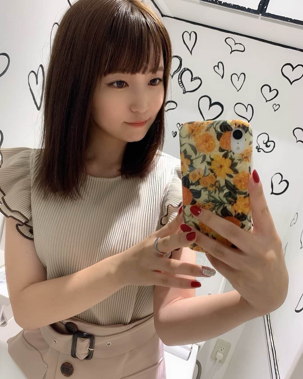 のインスタグラム：「🌻🌻🌻🌻  ケースは気分によってコロコロ変えるけど 夏っぽいやつにしてみました🌻🌻 @qqcaseclub  ・ はるかにしては 珍しい色のチョイスな気がする〜 ・ ・ 坂東遥は何色のイメージですか❔ ： ： ： #qqcaseclub  #iphoneケース  #新大久保カフェ #2dcafe」