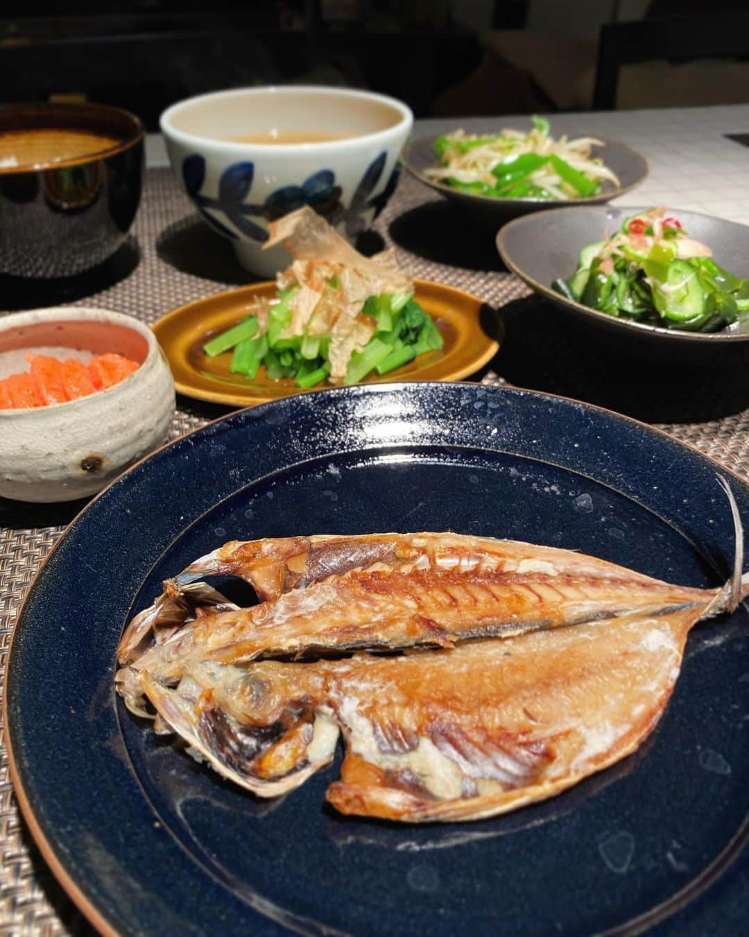 中倉隆道さんのインスタグラム写真 - (中倉隆道Instagram)「. 今夜は和食！ 週一のお魚DAY🐟 『アジの干物』 . 相模湾で獲れたアジ！ 大きくないけど味は抜群♬😋👍 . . 生わかめとキュウリの酢の物 小松菜ポン酢🥬 ピーマンもやしのピリ辛和え 辛子明太子 豆腐の味噌汁 白米 . . やっぱ和食はいいね✨ ウマウマ晩ごはん！ . 今夜も恵みに感謝🙏 おいしゅーございました☺️✨ . . #アジの干物 #和食 #ベジめし #夜ご飯 #オウチゴハン #男ノ料理 #dinner #vegetables #時短レシピ #ダイエット #diet #ダイエットメニュー #オトコノキッチン #料理愛好家 #フリーアナウンサー #柿ピー研究家 #中倉隆道」9月2日 21時08分 - ryudo.tokyo