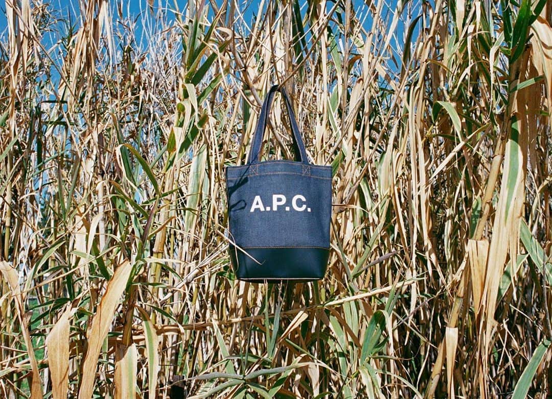 アーペーセーのインスタグラム：「A.P.C. ACCESSORIES FW20 ⠀ ⠀ For this season, A.P.C. decided to entrust the new accessories campaign to a young photographer/artist : Lorena Lohr.⠀ ⠀ Lorena travels alone, and her pictures are generally devoid of people. Lorena went to the Camargue region (in France) on her own with a selection of accessories and was given carte blanche to shoot them as she wished.⠀ ⠀ Creative direction : Suzanne Koller⠀ ⠀ Here is the Axelle tote bag in dark navy blue available in stores and at apc.fr ⠀ ⠀ #APC #APCaccessories #APCbag」