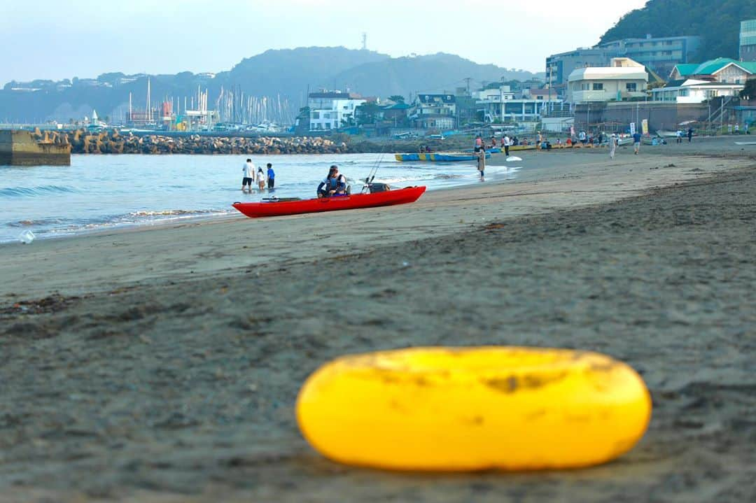 葉山町のインスタグラム：「- 涼より漁の季節になってきたかな  #葉山歩き #葉山 #hayama #japan #森戸海岸 #カヤック #釣り #リモートトリップ #浮き輪 #Moritobeach #kayak #fishing #大漁祈願 してるから #大漁帰還 待ってるね #今日もおつかれさまでした」