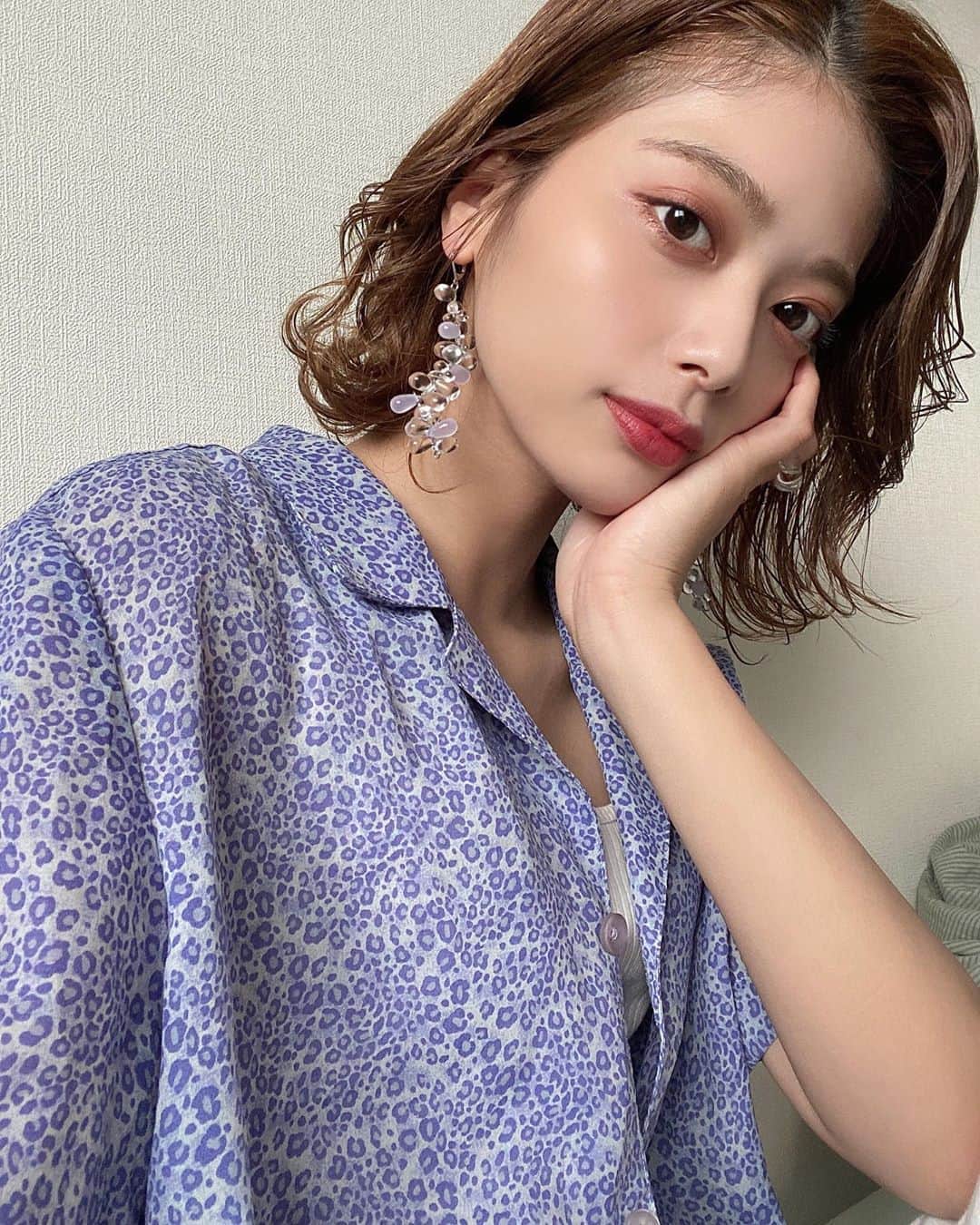 のインスタグラム：「. いつかの髪切る前の写真📸☺︎ ﻿ そういえばこのシャツ買った古着屋さん﻿ めっちゃ好きだったのになくなってたショック、、、🥺﻿ ﻿ ﻿ ﻿ ﻿ #used #usedclothing #古着 #古着女子 #me #selfie #dayoff #ミディアムヘア #かきあげ前髪 #hairstyle #make #makeup」