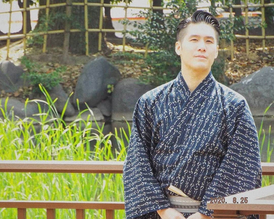 梅川壱ノ介（舞踊家）のインスタグラム：「𝐈𝐭'𝐬 𝐠𝐞𝐭𝐭𝐢𝐧𝐠 𝐜𝐨𝐨𝐥𝐞𝐫. ￣￣￣￣￣￣￣￣￣￣￣￣￣￣￣￣￣￣￣￣ 夏の終わりなのか、急に涼しくなってきましたね。  #梅川壱ノ介  #舞踊家 #日本舞踊 #浴衣 #夏の終わり」
