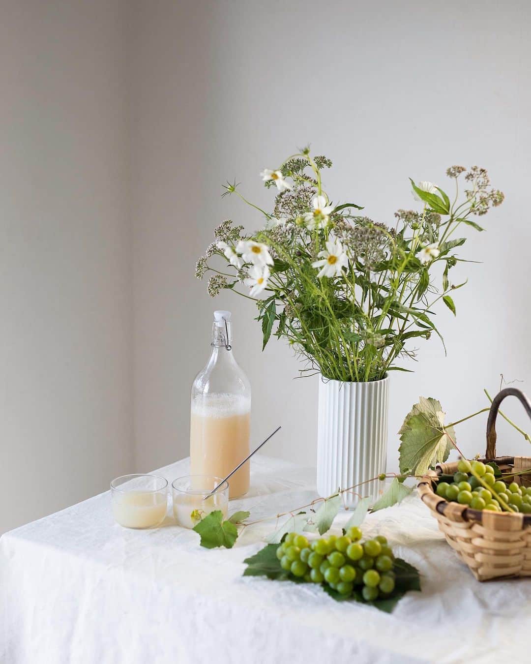 増田由希子さんのインスタグラム写真 - (増田由希子Instagram)「We harvested 4kg of white grapes from the garden and made juice🍇 #frommygarden  #homemadegrapejuce #whitegrape #lyngby #autumnflowers  庭の葡萄を初収穫！ジュースを作りました。皮付きのまま煮たものをさらしの巾着に入れ、濾します。濾した後の実はジャムにしました。簡単に、こんなに美味しくできるなんて！😊 #自家製ぶどうジュース　#コスモス　#フジバカマ #2枚目はiphone」9月2日 21時17分 - nonihana_