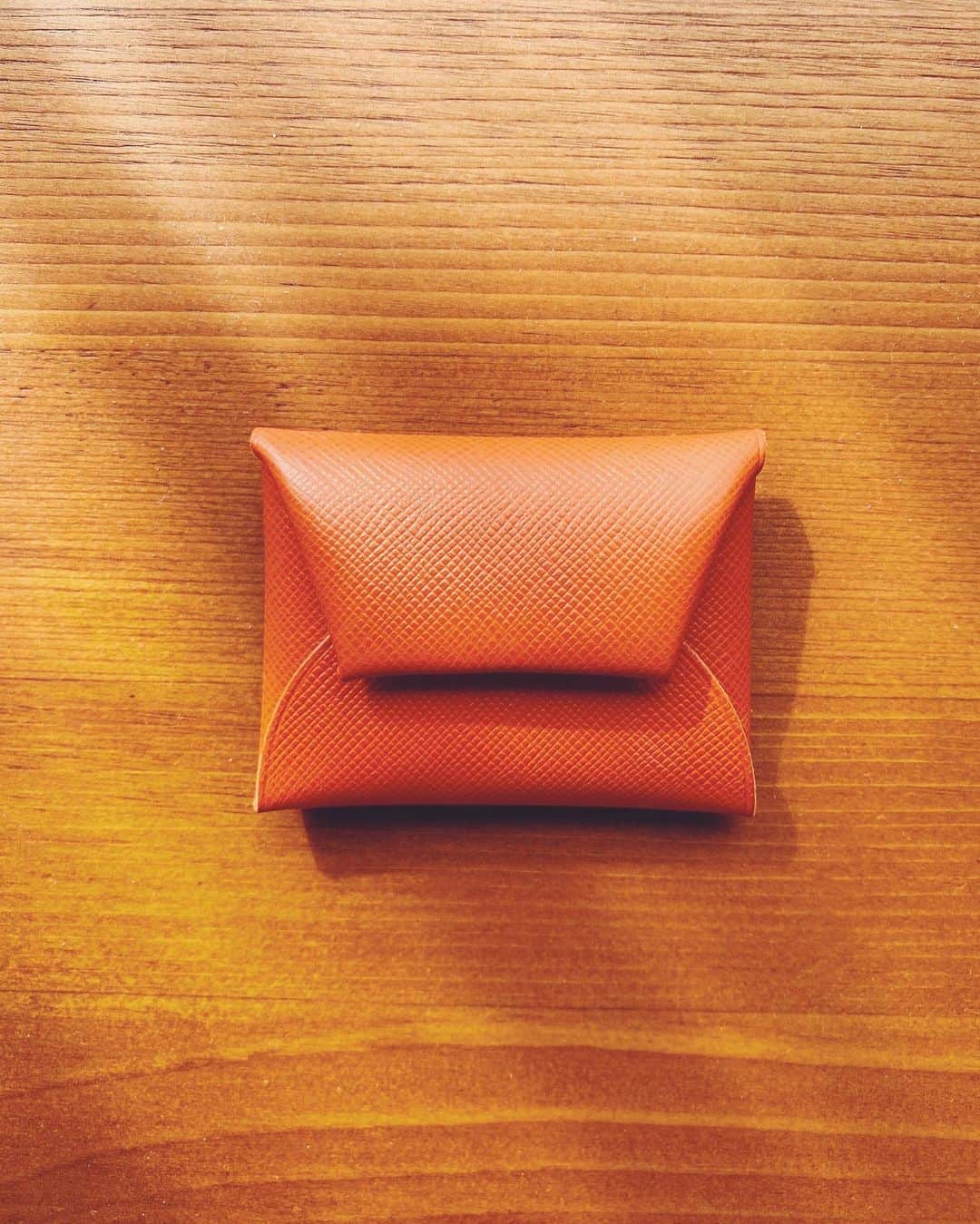 岡本愛梨のインスタグラム：「@tokyo_yamatou さんの小さなお財布が愛おしくなるくらい可愛い。 普段から出来るだけ荷物は最小限が好きなので、有り難い大きさです😌 9/2はお財布を新しくするのに良い日らしいので、今日から使わせて頂きます✨  #yamatou #お財布 #この小ささが可愛いすぎる #私は満場一致でオレンジ色 and minako」
