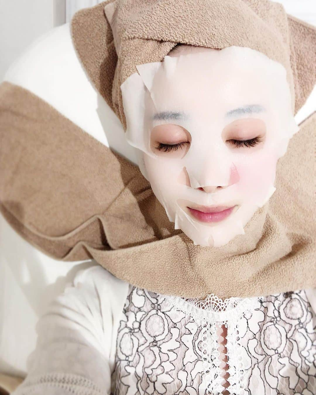 瀬戸早妃さんのインスタグラム写真 - (瀬戸早妃Instagram)「ずーーっと気になっていた、 venus beauty clinic 銀座店に行ってきました💎💕 . たびたびストーリー等に書いてきましたが、私はもともととてつもなくニキビっ子でした😢 . 20代の肌荒れはほとんどニキビに支配されていて、特に25歳前後が一番酷くて。。 その頃にできてしまったニキビ跡のクレーターが、いまだに根強く右頬に残っているんです🙇‍♀️💦 . 他のクリニックさんでもニキビ跡の治療はたくさんしたのですが、いつもダウンタイムの辛さ（赤みや痒み、皮向けなど）に負けてしまい、治療が続かず…😭 . こちらのクリニックさんのダーマペンが凄く良いとの口コミを見て、いつか絶対来てみたかったので 今回念願叶ってとっても嬉しいです❤️❤️❤️ . 全顔ではなく、とにかく右頬だけを重点的にダーマペン&鎮静のパックも長めにして頂きました❣️ . 細かい針を刺していく治療ですが麻酔もしっかりしてくださるし、直後は赤みがあるのだけど数日以内に治るとのことで、これからの経過もとっても楽しみ🥰 . なによりクリニックの清潔さ、綺麗さ、美しさ、そしてスタッフの皆様の優しさにとっても癒されました🎀😊 @venus_beautyclinic_ginza  @venus_beauty_clinic  . ニキビ跡が良くなるまで、これからもこちらに続けて通いたいと思います💕 またレポートしますね🤔✨ . 軽いメイクの日のためにラシャスリップのクリアもgetしました💋💄 . #venusbeautyclinic #venusbeautyclinicginza #ダーマペン #ダーマペン4 #美容 #ニキビ #ニキビ跡 #クレーター #ニキビ跡治療 #肌管理 #美肌 #美肌ケア #ラシャスリップス #lusciouslips  #アンチエイジング #skincare」9月2日 21時19分 - plievesaki