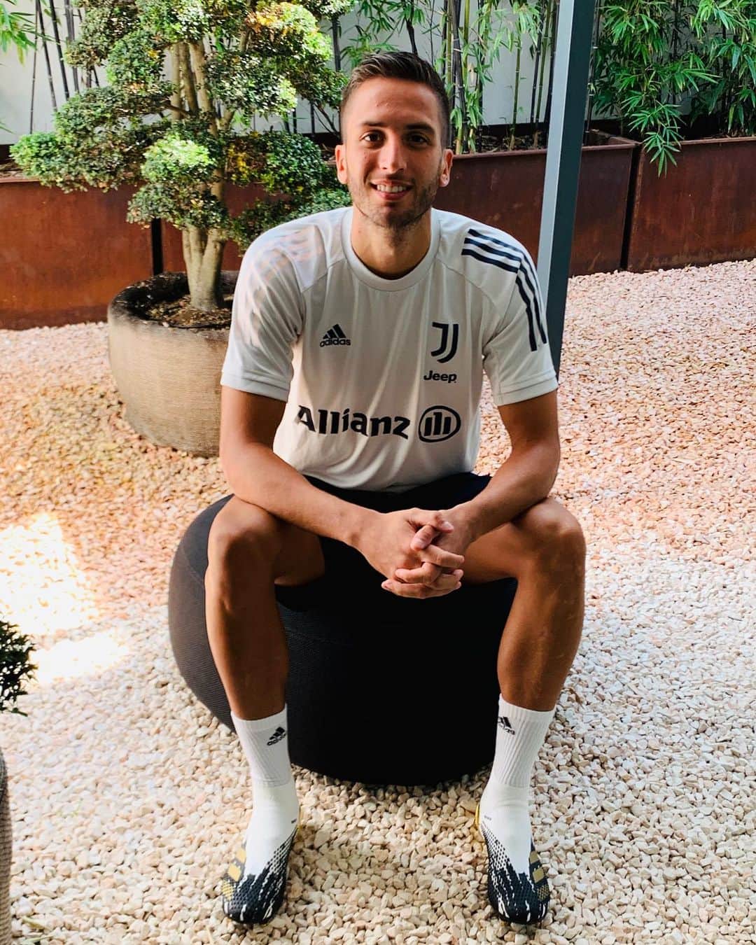 ロドリゴ・ベンタンクールのインスタグラム：「Listos para la nueva temporada!! 👟⚽️ #predator @adidasfootball」