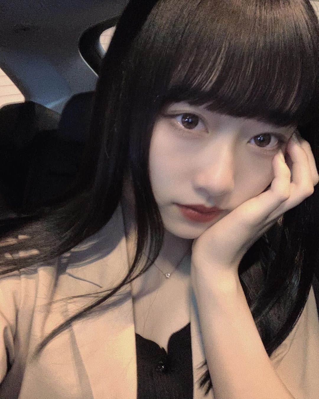 としお理歩のインスタグラム：「この前、お友達と初のドライブしてきた時の写真。📸 海の風が冷たくて気持ちよかった〜！！」