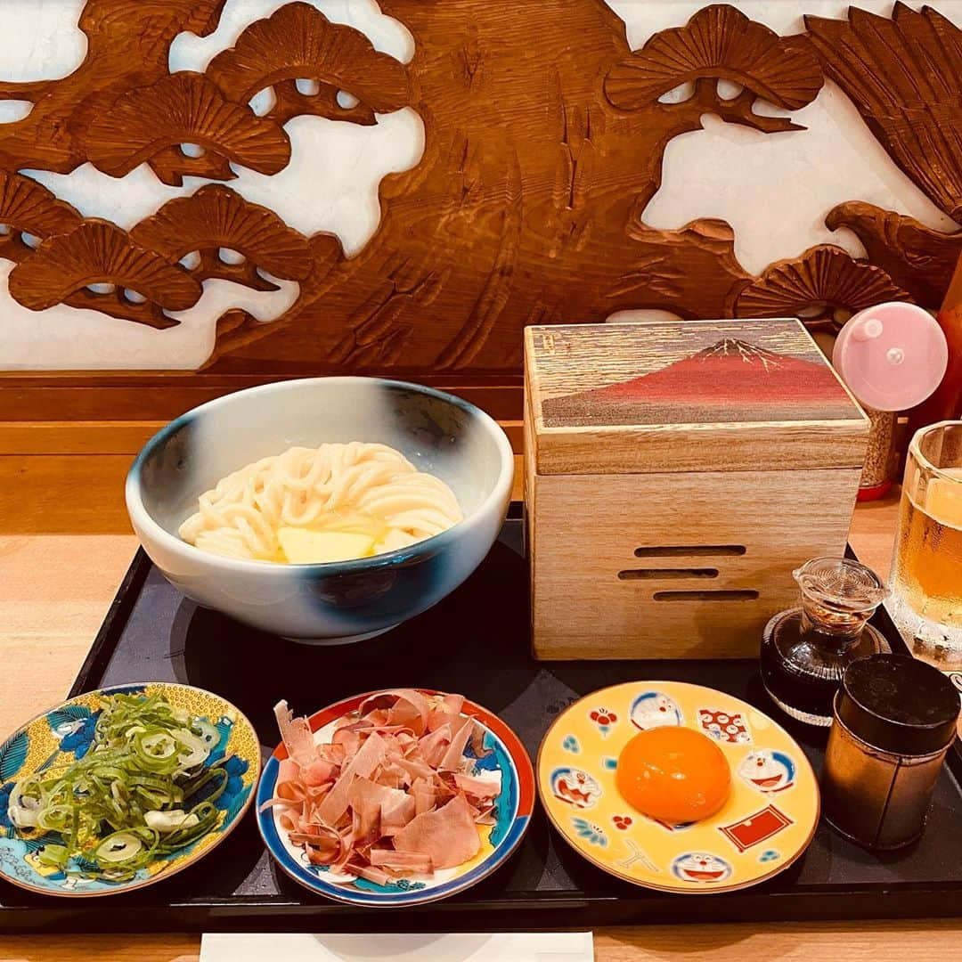 山﨑 薫のインスタグラム：「👺👺  原宿麺散（めんちらし）。 究極の釜玉。  いやー、美味しい。 そして、若者が本気で取り組む飲食店にすごく刺激をもらえるお店です。  本格的讃岐うどん、キッチュな店内、ブランディングと、情報量多いうどん屋さん。  原宿に行ったらぜひ！  #麺散 #讃岐うどん #原宿うどん #釜玉 #釜玉バターうどん  #究極の釜玉」