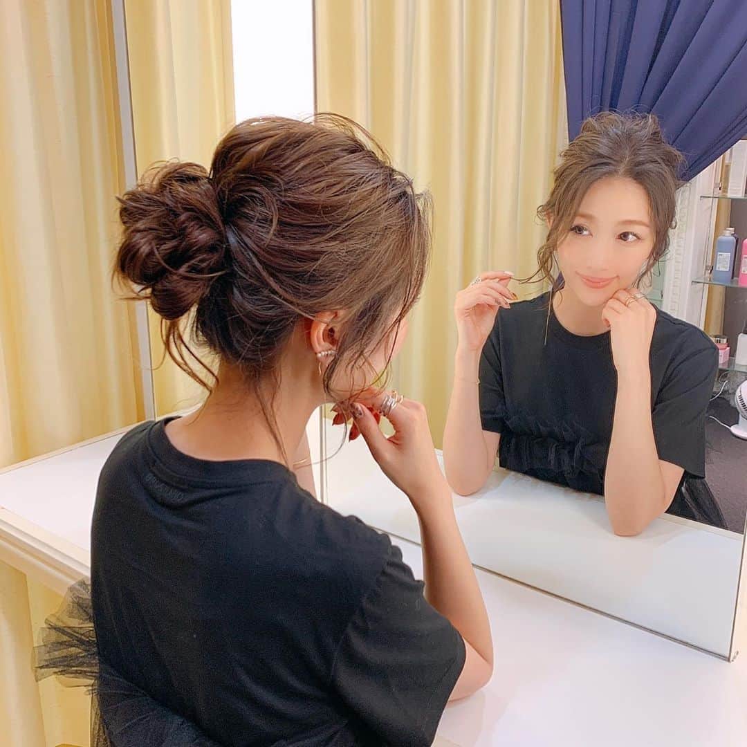 のインスタグラム：「@bluefaces_omotesando  カラー♡トリートメント カラーはグレージュ✨✨ グレージュ大好きで定着中〜〜♬  仕上げはルーズお団子ヘアにしてもらいました★ このヘア自分で出来るように頑張ってみよっ！！😍❤️  #hair#haircolor #hairstyle #グレージュ#グレージュカラー #トリートメント#ヘアアレンジ#ルーズお団子#ルーズお団子アレンジ  @mina.yokoyama  #instagram#instagramjapan #instagood#instahair」
