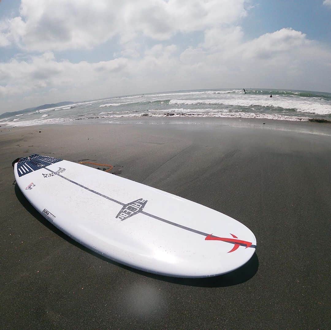 のインスタグラム：「Lost LAYZ POTATO-REDUX5'11"  The fastest take-off I have ever owned.  Bombing with a longboard  #surfinglife #typhoonswell #surfboards #surfing #beach #beachlife   今まで私が所有した中で最もテイクオフが早い。ロングボードと競って爆乗り」