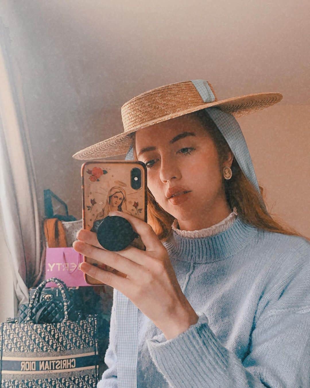 ベッキー・クルーエルのインスタグラム：「picked up this wide brim shallow crown straw hat at the weekend from collectif in Brighton 👒 even though the seasons change I hope I still can find ways to wear it!」