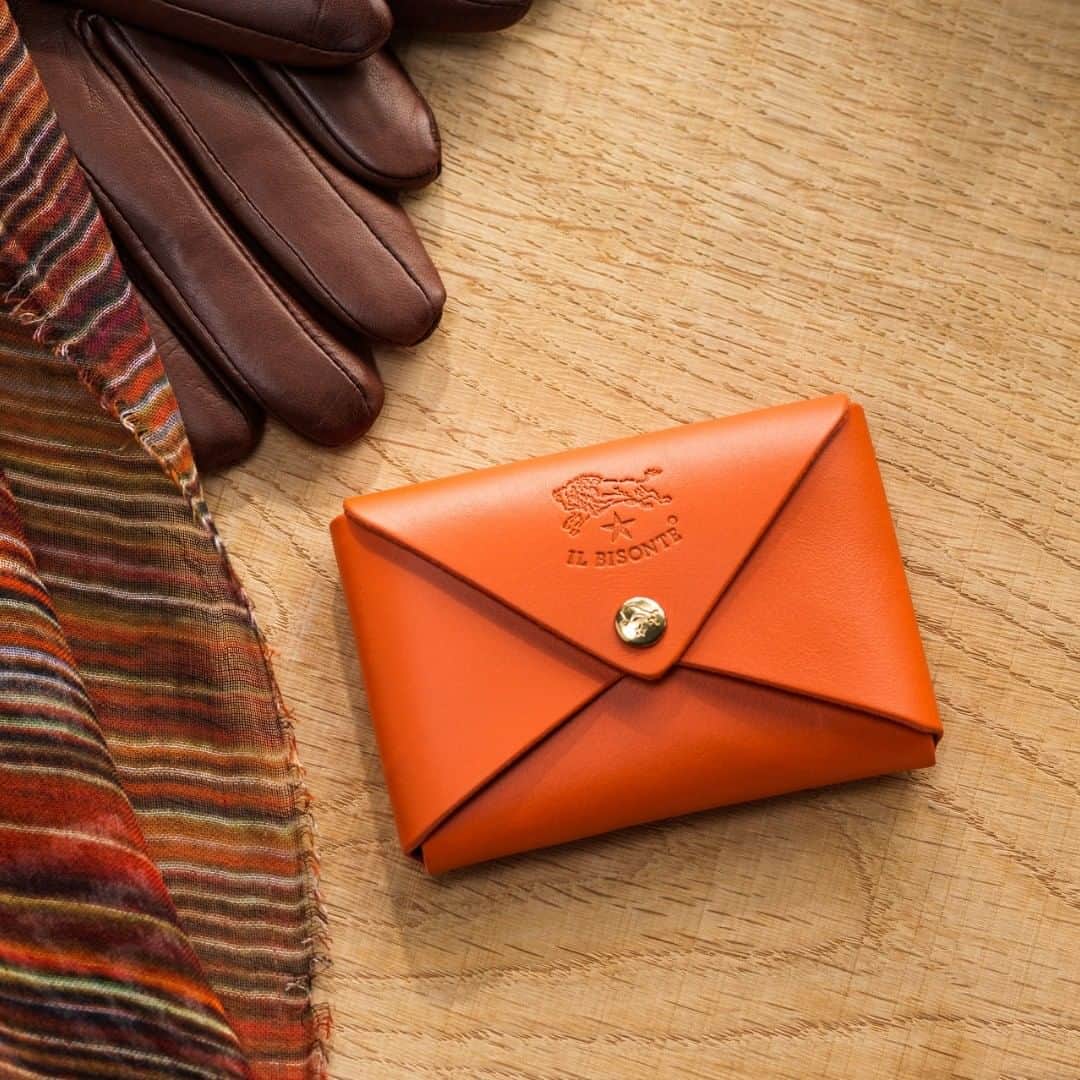 イルビゾンテのインスタグラム：「Keep it small. ☆ #ilbisonte #smallleathergoods #leather #accessories」