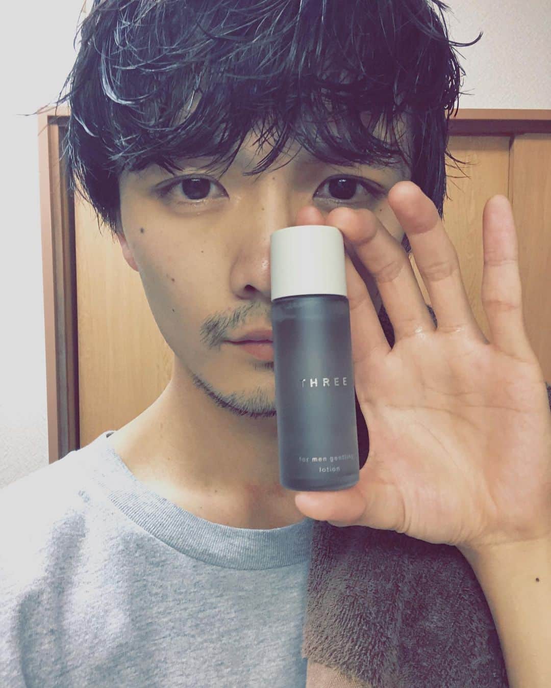 長坂 睦生のインスタグラム：「スキンケア全くの無知で 普段水で洗うのみレベルの男なのですが THREEをいただいたので一旦使ってる。 みんなどーゆうの使ってるんだろ？ メンズ達は普段ちゃんと使ってるの？ おれが全く使ってなさすぎなだけ？笑 #スキンケア #メンズコスメ #コスメ」