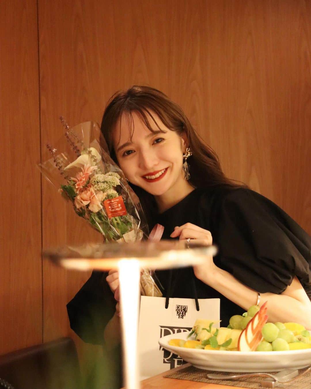 平木愛美のインスタグラム：「嬉しくって、つい、笑顔〜🥺🌼  昨夜は素敵なふたりにはさまれて、美味しいイタリアンを頂きながらお祝いをしていただいてしまった！！！💐  この日も、そして発表の写真のドレスの時にもつけてるアクセサリー @lilasmillesime_official のデザイナーさんをしてるかなちゃん🧡 可愛いアクセばかりで、私色々よくつけてて、皆さんにも是非おすすめしたい可愛いさ♡！！！  そしてちぇみちゃんも当日サプライズで💕きてくれたのっ👱🏼‍♀️✨  happyな夜でした🌙  pierce / @lilasmillesime_official  onepiece / @redyazel」