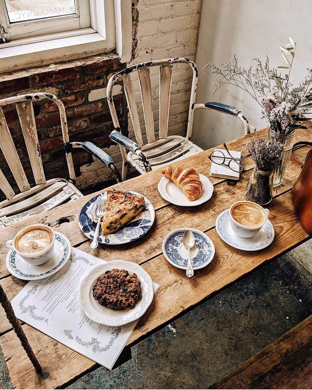 ダフネ・ジョイのインスタグラム：「🥐 ☕️ 📝」