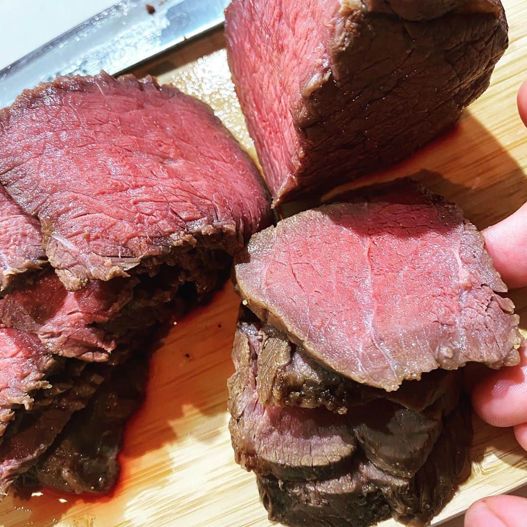 のインスタグラム：「みんなもかもですが...今年は料理めっちゃやってます。KAZUKIに教えてもらったBONIQが大活躍。冷蔵庫にいろんな肉を下準備をした状態で保管、その日の気分で肉をチョイスし、調理、ワインもそれに合わせて選ぶ。失敗もたまにあるけど、自分で作ったらなんでも旨い😂 ”家時間“ 次は睡眠の質を上げたい... 検索、検索っと...」
