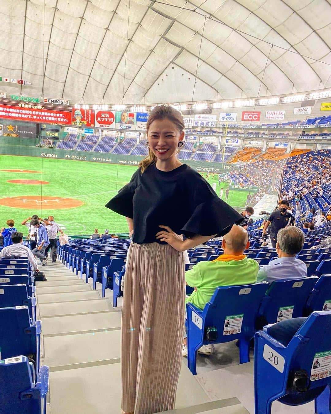 陽菜えみるさんのインスタグラム写真 - (陽菜えみるInstagram)「. . 昨日はえみるの開幕戦⚾️💫 同点に持ち込まれて9裏 ノーアウト満塁のチャンスで 吉川尚輝選手のサヨナラタイムリー 最高の(えみるの) 巨人開幕勝利でした🙋‍♀️🧡🧡(笑) . 先発菅野投手に対する 上茶谷投手は今季2年目の 球種を多く持つ技巧派‼️‼️ 一昨年のドラフトでは正直 巨人に欲しいと観ていた投手で(笑) . 身長が特別高い投手ではないですが 投げ方的に高めから低めに落ちる 緩急ある球がこの日も魅力的だなと👀✨✨ . DeNAの4番筒香選手の後釜を担う 佐野選手もやっぱり良い選手‼️ 8表2アウト1.2塁追い込まれた状況での 同点タイムリー⚾️💫 . そしてこの日気になったのが 5番にライトでスタメン出場だった 22歳の若手細川選手‼️‼️ この日ヒットはなかったものの 体格も良くて凄く楽しみだなと 思った選手でした👏✨✨ . いつもわりと巨人贔屓になりがちなので(笑) DeNAの注目選手を書いてみました✍️ . とりあえず抑えていた野球欲が LIVEで観たら案の定爆発でした💣💥💥 . . #npb #プロ野球 #プロ野球開幕 やっとわたしの #開幕戦 #開幕戦勝利 #野球好きな人と繋がりたい #野球好き #野球女子 気持ちは #野球小僧 #野球少年 #無類の野球好き #無類の野球ファン #セリーグ #パリーグ どの試合も #気になる #巨人贔屓 ？ #注目選手 #denaベイスターズ #dena #ベイスターズ #ベイスターズファンと繋がりたい  いつも以上に #選手 #ファン #一丸となって #戦おう #コロナに勝つ #その願いも込めて #今こそ野球の力を #今こそスポーツの力を」9月2日 21時39分 - emiru_haruna