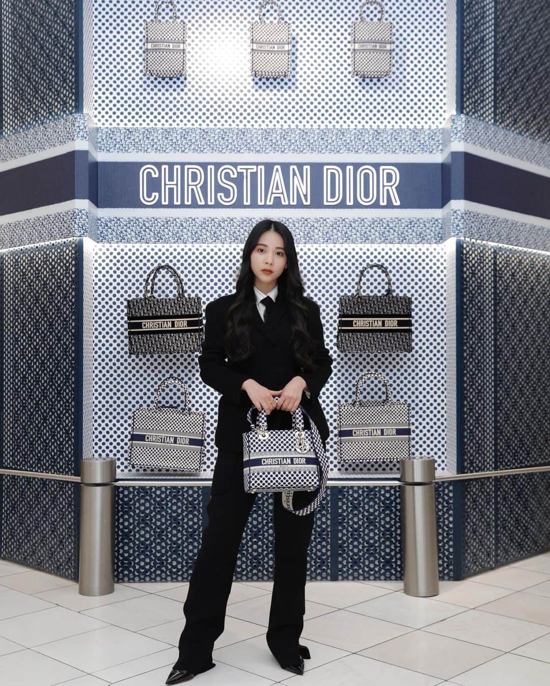 ミチさんのインスタグラム写真 - (ミチInstagram)「💙🤍 Dior x Isetan 💙🤍  @dior  #Dior #DiorIsetan」9月2日 21時39分 - mi0306chi