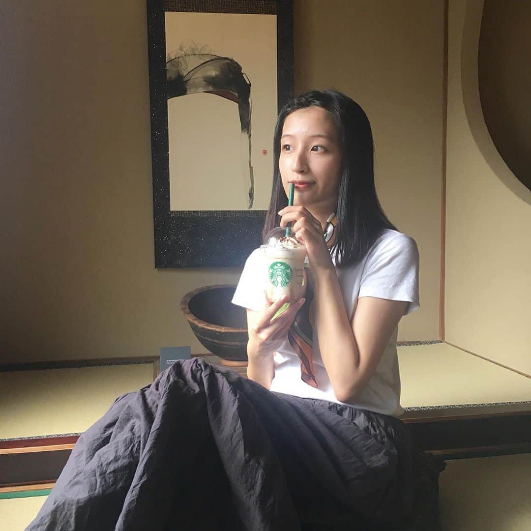 佐藤華純のインスタグラム：「.  【 #かすみんカフェ 】  今回は、京都の二寧坂にあるスタバ☕️💚  そこで、今日から発売の"チョコレート マロン フラペチーノ"を飲んできました！  チョコとマロンがケンカすることなく、めちゃ美味しかった🌰🍫 秋が来るな〜とちょっとワクワク。  この二寧坂のスタバは、店内が素敵でThe Kyotoを感じれます！ほんまにおすすめ！  今日はもえぴと一緒に行ってきました〜☺️ 2人で写真撮るの忘れちゃったけど…💦  #ミスキャンパス立命館2020 #MCR2020  #立命館 #立命館大学 #京都 #女子大生  #ミスキャン #ミスコン #ファイナリスト #二寧坂 #二年坂 #二年坂スタバ #チョコレートマロンフラペチーノ #京都カフェ #京都カフェ巡り」