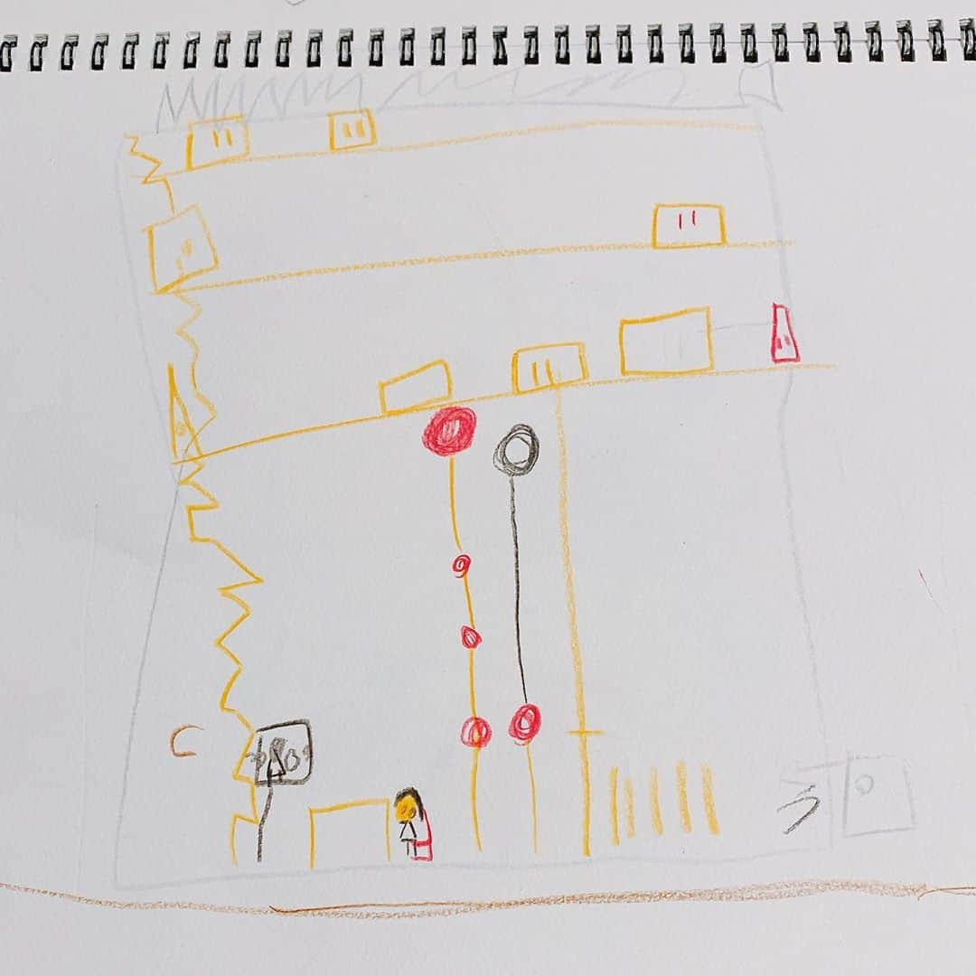 佐藤弥生さんのインスタグラム写真 - (佐藤弥生Instagram)「息子の絵。 スケッチブックを改めて見てみた。 これは、「家の中を横から描いてみた」らしい。 リビングでテレビ観てるのがママ。 #息子#５歳#art#絵」9月2日 21時50分 - sato__yayoi