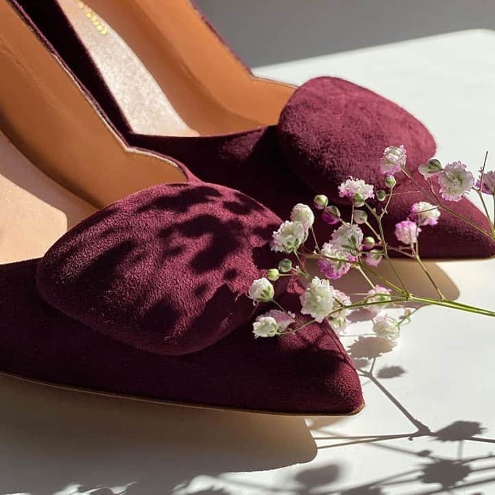 ルパートサンダーソンのインスタグラム：「Sheer elegance I Mabel in Mulberry Suede I #Regram @elegance_boutique1 I #ClassicStyle #BeautifulShoes #OOTD #BlockHeels #PointyToes #RupertSanderson」