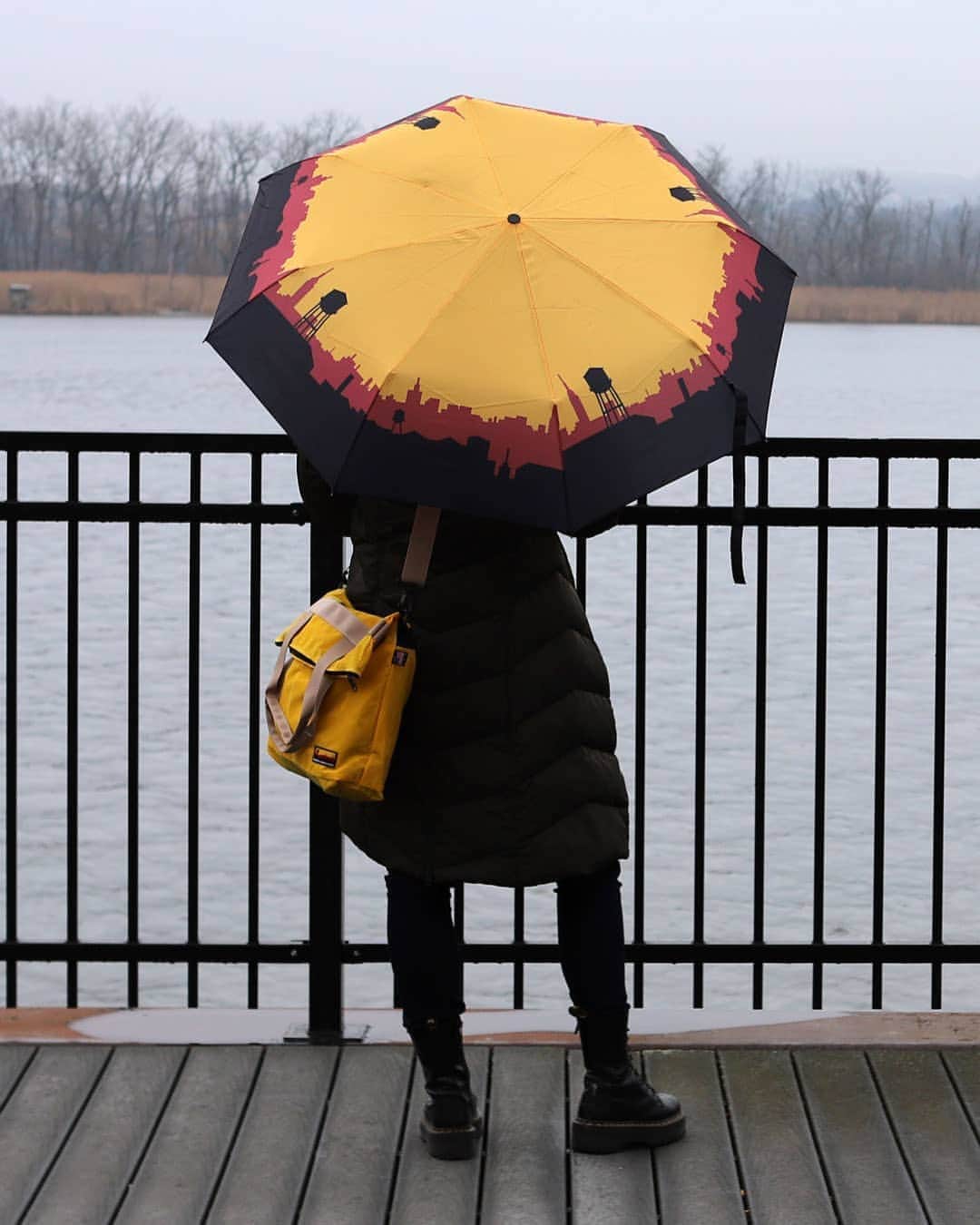 ブルックリンインダストリーズのインスタグラム：「!Rain, lluvia, pluie! 🌧  Buy 2 items get the 3rd 50% off site wide with code BACK2FALL at checkout.   #brooklynindustries #liveworkcreate #brooklynskyline」