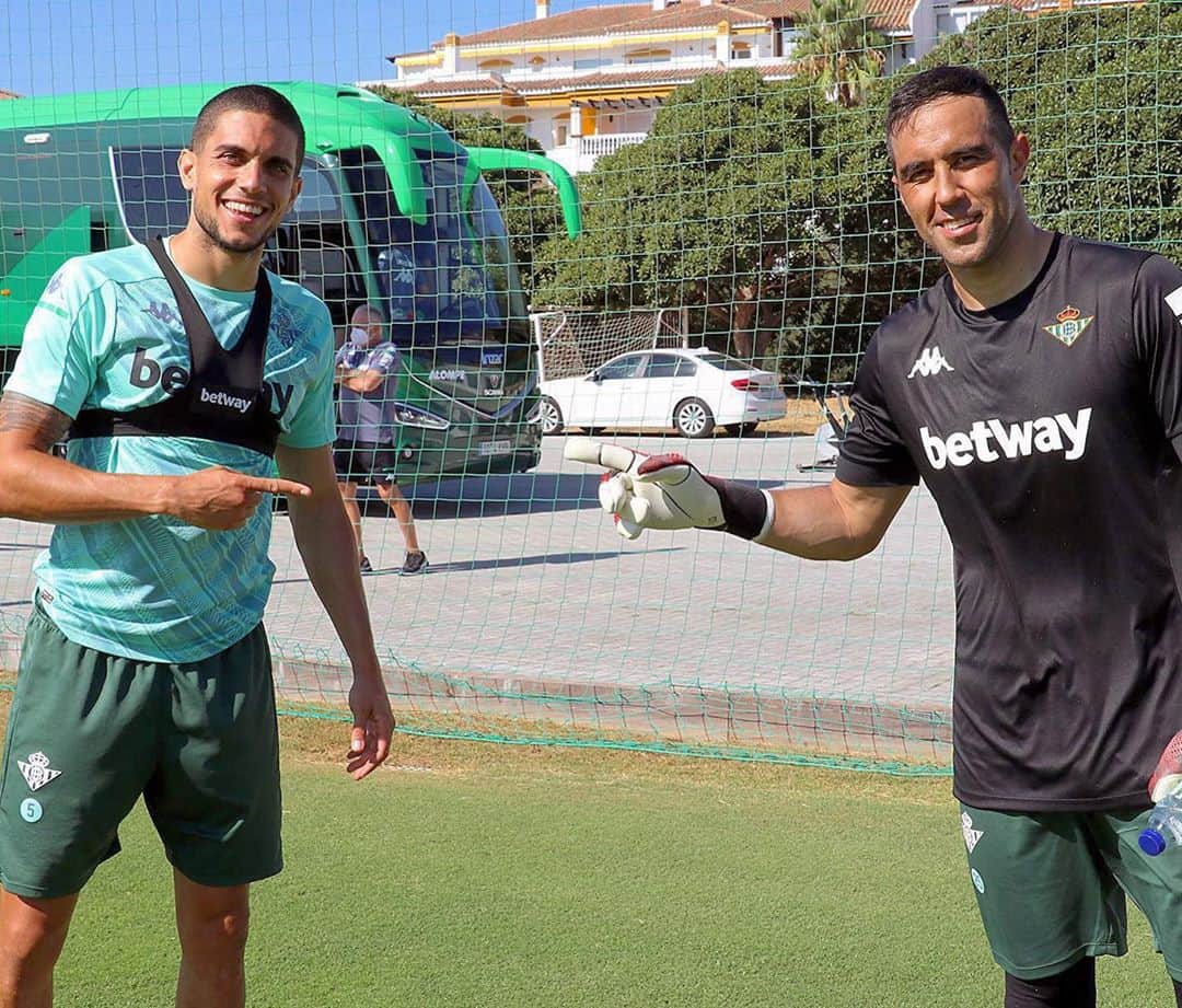 マルク・バルトラのインスタグラム：「Bienvenido @claudiobravo1 ! Muy contento por volver a tenerte como compañero y de verte con la misma ilusión y compromiso que siempre contagias! A por todas amigo!! 💚⚔️🚫」