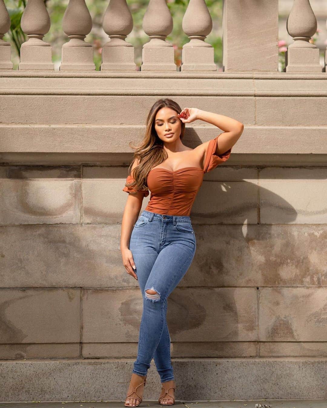 ダフネ・ジョイのインスタグラム：「Hello September 🍂 @fashionnova always has the best fitting jeans and I’m def stocking up ~ fashionnovapartner ~ How’s everyone’s morning so far? xo」