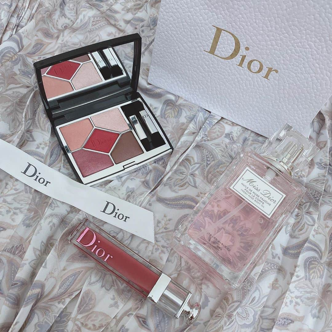 みゅうみゅうのインスタグラム：「. . . . 最近購入したnew cosmeちゃん。 . Diorのシャドウ買ってしまった🥺💓 . 前回のリップ💄買いに行った時に一目惚れして、でも売り切れてて再入荷待ちだったの…！！！ . 赤みピンク系のパレットなんだけど、意外と薄付きで。 . 腕に乗せた写真は3回くらい指で重ねてやっとこれくらいしっかり色が乗るからメイクする時に絶対失敗しないと思う！笑 . そしてね、もうね、何よりも伝えたかったのに私のカメラの腕前が悪すぎて写真だと分かりにくいんだけど… . シルバーのラメシャドウちゃんがほんと可愛いのっっっ🥺💕 . 実際はもっともっとラメがきらきら✨してくれるの！ . 大粒でも小粒でもなく、程良いラメ感できらきらしてくれるのよ、、！！ . はぁ…💓 . . 879 ルージュトラファルガー . . #Dior #cosmetics  #アイシャドウ #サンククルールチュール #ベネフィット #フォーミュラ #ルージュトラファルガー #879 #ピンク #ブラウン #ベージュ #pink #pnk #blown  #red #キャットウォーク #color #パレット #pallet #美容好きな人と繋がりたい」