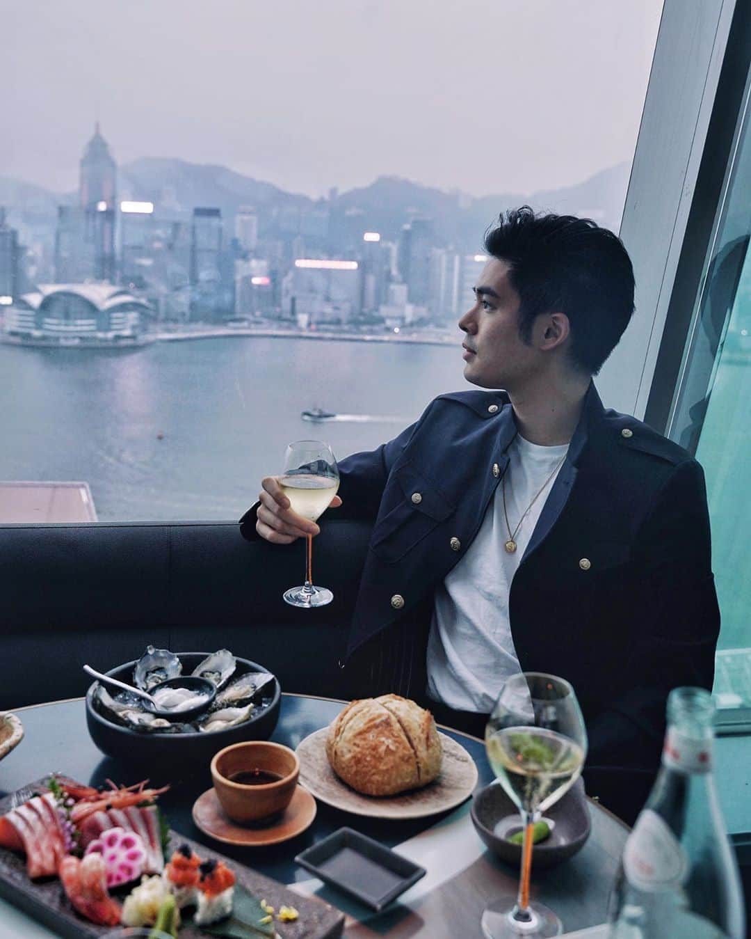 Christoffer Chengのインスタグラム：「Dining-out restrictions are finally lifted and I decided to treat myself to a Golden Ticket dinner 😎😎😎 @aquahongkong #goldenticketdinner」